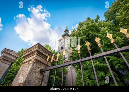 St. Michael's Cathedral in Belgrad und ein stacheliger Metallzaun Stockfoto