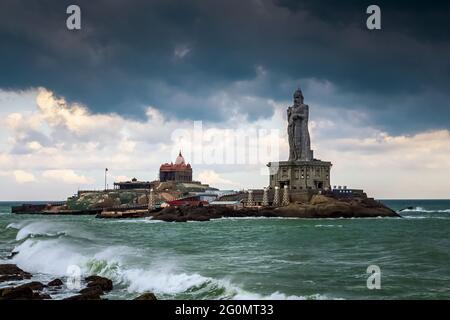 Schöner dramatischer Himmel Wolken Monsunklima am Kanyakumari Strand Tamilnadu, Südindien. Stockfoto