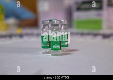 Kalkutta, Indien. Mai 2021. Das Impffläschchen ist Covishield aus Indien. (Foto: Tamoghna Purkayastha/Pacific Press/Sipa USA) Quelle: SIPA USA/Alamy Live News Stockfoto