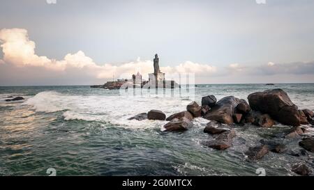 Schöner dramatischer Himmel Wolken Monsunklima am Kanyakumari Strand Tamilnadu, Südindien. Stockfoto