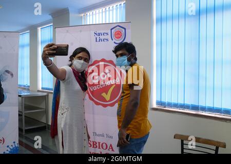 Kalkutta, Indien. Mai 2021. Ein Paar, das Selfie gemacht hat, nachdem es geimpft wurde (Foto: Tamoghna Purkayastha/Pacific Press/Sipa USA) Quelle: SIPA USA/Alamy Live News Stockfoto
