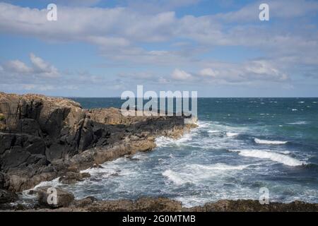 Wellen schlagen auf der Landzunge von Port na Ba auf der Isle of Mull Stockfoto