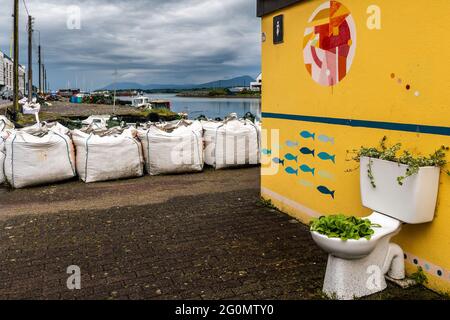 Bantry, West Cork, Irland. Juni 2021. Hotels im ganzen Land haben heute nach einer 6-monatigen Schließung wieder ihre Türen geöffnet. Grauer, bedecktem Himmel begrüßte Gäste, die einen Aufenthalt in Bantry planen. Quelle: AG News/Alamy Live News Stockfoto