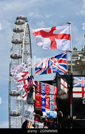 London, Großbritannien. Das schöne Wetter und die Lockerung der Sperrungsbeschränkungen bringen halbzeitgedrängte Massen zurück in die Hauptstadt. Das London Eye, Jubilee Gardens, Stockfoto