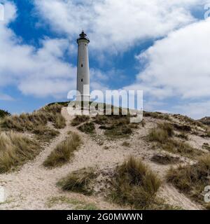 Blick auf die Sanddünen an der dänischen Jütlandküste mit dem Leuchtturm Lyngvid Fyr Stockfoto