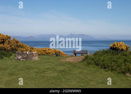 Blick auf die Isle of Arran in Schottland mit Grillplatz und Parkbank Stockfoto