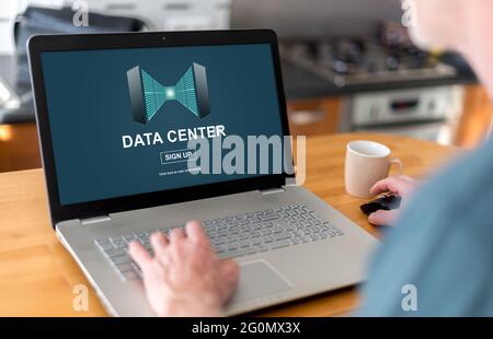 Mann, der einen Laptop mit Rechenzentrumskonzept auf dem Bildschirm verwendet Stockfoto