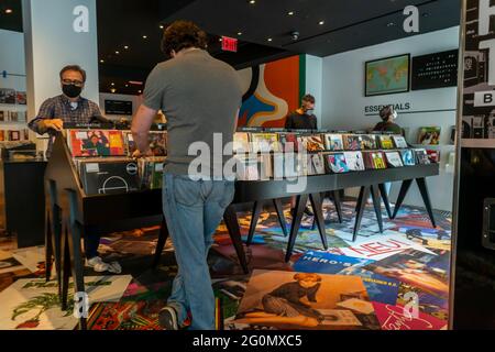 New York, USA. Juni 2021. Der neu eröffnete Rough Trade Plattenladen befindet sich am Eröffnungstag, Dienstag, den 1. Juni 2021, im Rockefeller Center in New York. Das Londoner Einzelhandelsunternehmen und Plattenlabel ist vom trendigen Williamsburg in Brooklyn ins weniger als trendige Midtown Manhattan umgezogen.(ÂPhoto by Richard B. Levine) Quelle: SIPA USA/Alamy Live News Stockfoto