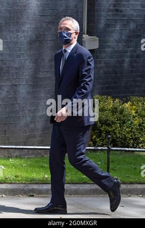 Jens Stoltenberg kommt am 2. Juni 2021 in der Downing Street 10 an, um Boris Johnson zu begrüßen Stockfoto