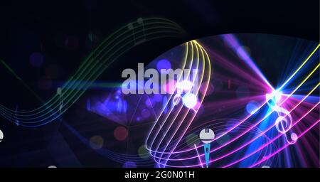 Komposition aus biegen regenbogenfarbenen Musik Stabes und Noten über bunten Lichtern auf schwarz Stockfoto