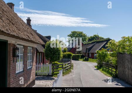 Nordby, Dänemark - 30. Mai 2021: Malerische Dorfstraße mit bunten dänischen Häusern in Nordby auf der Insel Fano Stockfoto