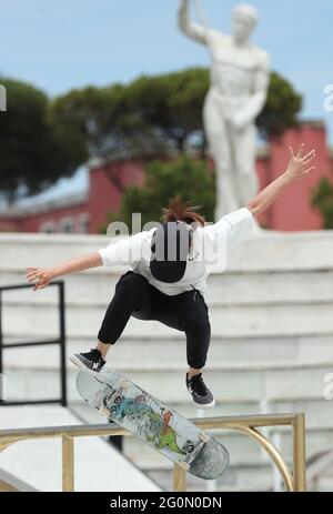 Rom, Italien. Juni 2021. ISA Kaya aus Japan tritt bei der Qualifikation der Frauen für die Street Skateboarding World Championships, einem Qualifikationsereignis für die Olympischen Spiele in Tokio, am 2. Juni 2021 in Rom, Italien, an. Quelle: Cheng Tingting/Xinhua/Alamy Live News Stockfoto