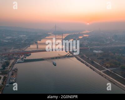 Luftaufnahme des Flusses Sava, der Brücken und des dicken Smog über Belgrad Stockfoto