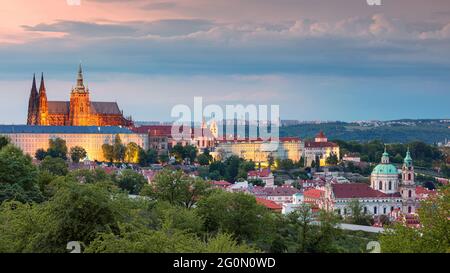 Prag. Panorama-Luftbild von Prag, Hauptstadt der Tschechischen Republik mit St. Veits Kathedrale und Burgviertel während des Sommers Sonnenuntergang. Stockfoto