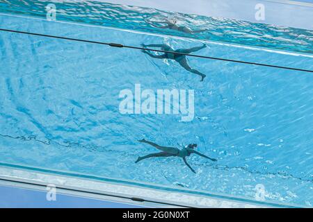 LONDON 2 Juni 2021 . Schwimmer kühlen sich an einem weiteren heißen Tag in der Hauptstadt während einer Mini-Hitzewelle mit Temperaturen von über 25 Grad am transparenten Skypool der Embassy Gardens ab. Der Skypool in Embassy Gardens ist der weltweit erste schwimmende Swimmingpool, der 35 Meter (115 Fuß) über dem Boden aufgehängt ist und von Ecoworld Ballymore entwickelt wurde und eine Brücke zwischen zwei Wohngebäuden bildet, die am 19. Mai 2021 eröffnet wurden. Credit amer Ghazzal/Alamy Live News Stockfoto