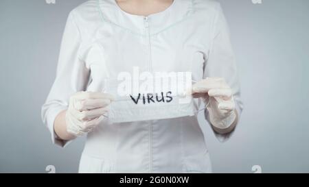 Foto der Frau mit medizinischer Maske Stockfoto