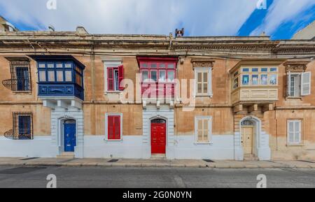 Typisch maltesische Balkone gallarija in Sliema, Malta Stockfoto