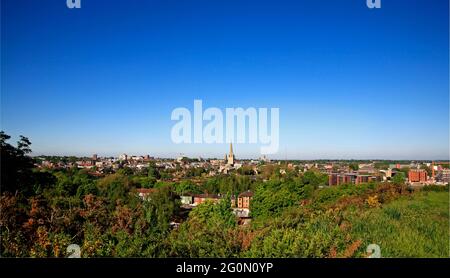 Blick auf die Skyline von Norwich City Centre vom St James Hill auf der Mousehhold Heath in Norwich, Norfolk, England, Großbritannien. Stockfoto