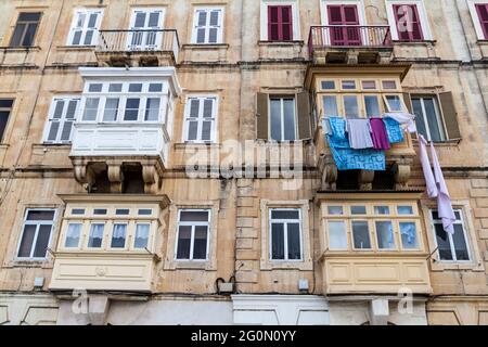 Typisch maltesische Balkone gallarija in Valletta, Malta Stockfoto