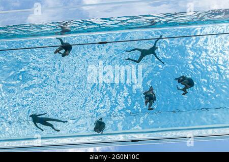 LONDON 2 Juni 2021 . Schwimmer kühlen sich an einem weiteren heißen Tag in der Hauptstadt während einer Mini-Hitzewelle mit Temperaturen von über 25 Grad am transparenten Skypool der Embassy Gardens ab. Der Skypool in Embassy Gardens ist der weltweit erste schwimmende Swimmingpool, der 35 Meter (115 Fuß) über dem Boden aufgehängt ist und von Ecoworld Ballymore entwickelt wurde und eine Brücke zwischen zwei Wohngebäuden bildet, die am 19. Mai 2021 eröffnet wurden. Credit amer Ghazzal/Alamy Live News Stockfoto