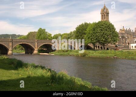 Gewölbte Brücke über den Fluss Tweed und Kirchturm in Peebles im Sommer Stockfoto