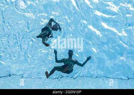 LONDON 2 Juni 2021 . Schwimmer kühlen sich an einem weiteren heißen Tag in der Hauptstadt während einer Mini-Hitzewelle mit Temperaturen von über 25 Grad am transparenten Skypool der Embassy Gardens ab. Der Skypool in Embassy Gardens ist der weltweit erste schwimmende Swimmingpool, der 35 Meter (115 Fuß) über dem Boden aufgehängt ist und von Ecoworld Ballymore entwickelt wurde und eine Brücke zwischen zwei Wohngebäuden bildet, die am 19. Mai 2021 eröffnet wurden. Credit amer Ghazzal/Alamy Live News Stockfoto