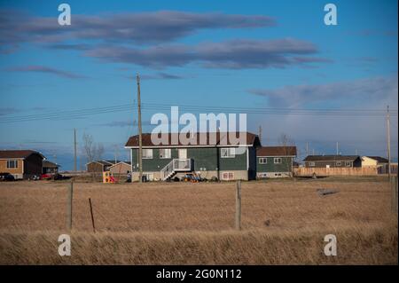 Haus im Siksika Nation Reservat in Alberta. Das Wohnen ist für viele First Nations in den kanadischen Prärien ein besorgniserregend. Stockfoto