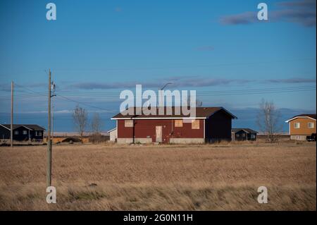 Haus im Siksika Nation Reservat in Alberta. Das Wohnen ist für viele First Nations in den kanadischen Prärien ein besorgniserregend. Stockfoto