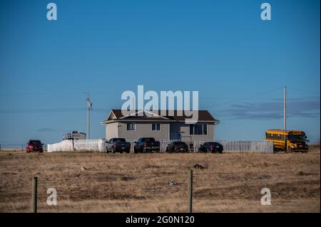 Haus im Siksika Nation Reservat in Alberta. Das Wohnen ist für viele First Nations in den kanadischen Prärien ein besorgniserregend. Stockfoto