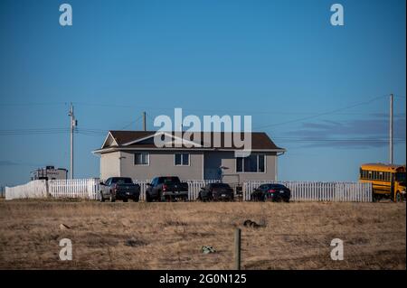 Haus im Siksika Nation Reservat in Alberta. Das Wohnen ist für viele First Nations in den kanadischen Prärien ein besorgniserregend. Stockfoto