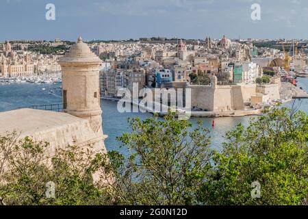Blick über den Grand Harbour von den Herbert Ganado Gärten in Valletta, Malta Stockfoto
