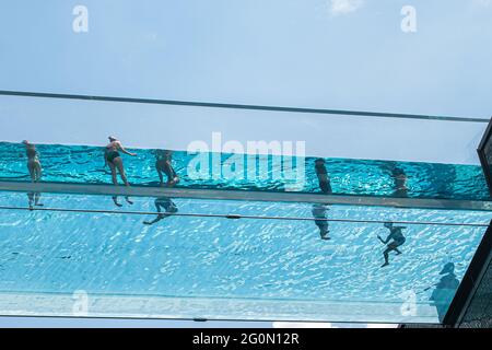 LONDON 2 Juni 2021 . Schwimmer kühlen sich an einem weiteren heißen Tag in der Hauptstadt während einer Mini-Hitzewelle mit Temperaturen von über 25 Grad am transparenten Skypool der Embassy Gardens ab. Der Skypool in Embassy Gardens ist der weltweit erste schwimmende Swimmingpool, der 35 Meter (115 Fuß) über dem Boden aufgehängt ist und von Ecoworld Ballymore entwickelt wurde und eine Brücke zwischen zwei Wohngebäuden bildet, die am 19. Mai 2021 eröffnet wurden. Credit amer Ghazzal/Alamy Live News Stockfoto