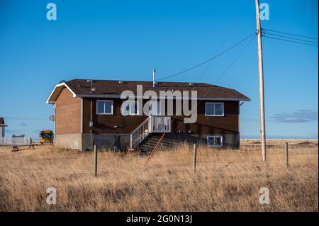 Haus im Siksika Nation Reservat in Alberta. Das Wohnen ist für viele First Nations in den kanadischen Prärien ein besorgniserregend. Stockfoto