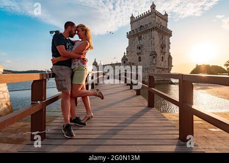 Verliebte Paare auf einer kleinen Brücke, die zum Turm von Belem in Lissabon führt Stockfoto