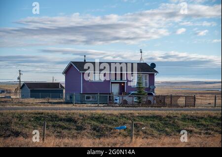 Haus im Siksika Nation Reservat in Alberta. Das Wohnen ist für viele First Nations in den kanadischen Prärien ein besorgniserregend. Stockfoto