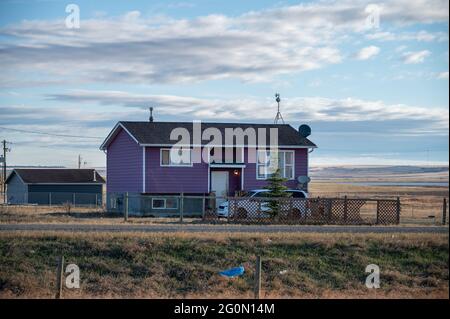 Haus im Siksika Nation Reservat in Alberta. Das Wohnen ist für viele First Nations in den kanadischen Prärien ein besorgniserregend. Stockfoto