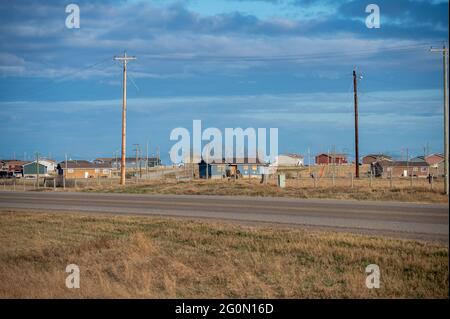 Haus im Siksika Nation Reservat in Alberta. Das Wohnen ist für viele First Nations in den kanadischen Prärien ein besorgniserregend. Stockfoto