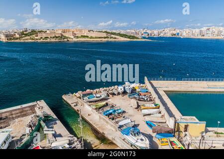 Fort Manoel (links) und Sliema (rechts) von Valletta, Malta aus gesehen Stockfoto