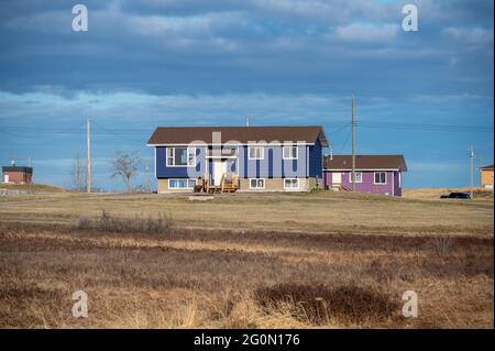 Haus im Siksika Nation Reservat in Alberta. Das Wohnen ist für viele First Nations in den kanadischen Prärien ein besorgniserregend. Stockfoto