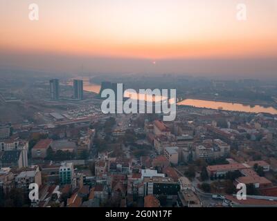 Drohnenansicht des Flusses Sava, der Brücken und des dicken Smog über Belgrad Stockfoto