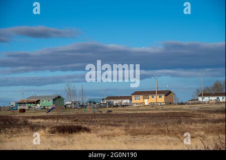 Haus im Siksika Nation Reservat in Alberta. Das Wohnen ist für viele First Nations in den kanadischen Prärien ein besorgniserregend. Stockfoto