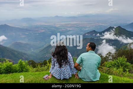 Paar isolierten genießen Sie die natürliche Schönheit von Hill Top Bild zeigt die menschliche Liebe gegenüber der Natur. Bild in Kodaikanal tamilnadu Indien genommen Stockfoto