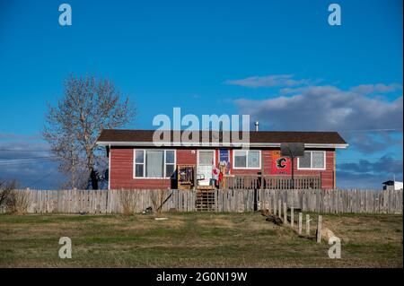 Haus im Siksika Nation Reservat in Alberta. Das Wohnen ist für viele First Nations in den kanadischen Prärien ein besorgniserregend. Stockfoto