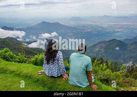 Paar isolierten genießen Sie die natürliche Schönheit von Hill Top Bild zeigt die menschliche Liebe gegenüber der Natur. Bild in Kodaikanal tamilnadu Indien genommen Stockfoto