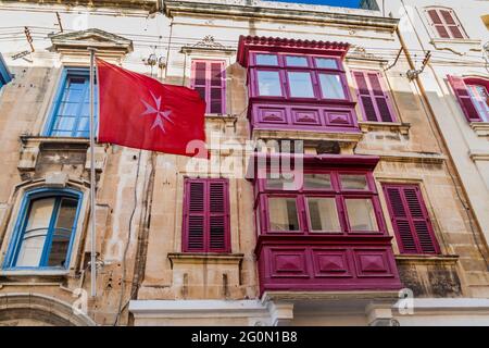 Typisch maltesische Balkone (gallarija) in Birgu, Malta Stockfoto