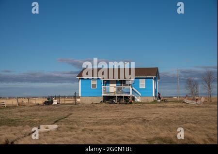 Haus im Siksika Nation Reservat in Alberta. Das Wohnen ist für viele First Nations in den kanadischen Prärien ein besorgniserregend. Stockfoto