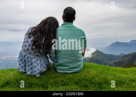 Paar isolierten genießen Sie die natürliche Schönheit von Hill Top Bild zeigt die menschliche Liebe gegenüber der Natur. Bild in Kodaikanal tamilnadu Indien genommen Stockfoto