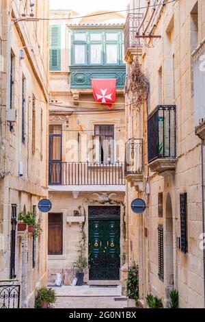 Typische schmale Straße in Birgu Stadt, Malta Stockfoto