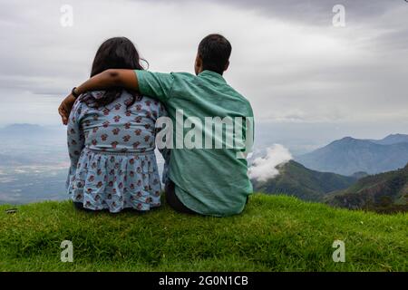 Paar isolierten genießen Sie die natürliche Schönheit von Hill Top Bild zeigt die menschliche Liebe gegenüber der Natur. Bild in Kodaikanal tamilnadu Indien genommen Stockfoto