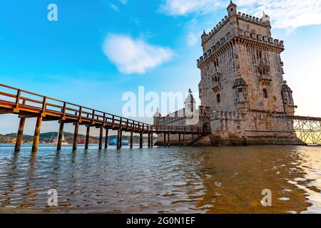 Sonnenuntergang über dem Belem Turm in Lissabon Stockfoto